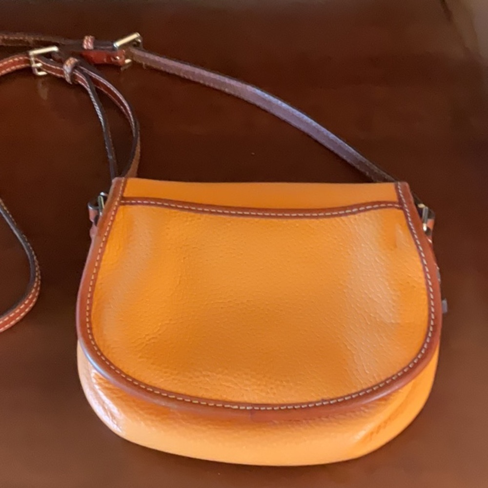 Dooney & Bourke Hallie crossbody bag. - Picture 2 of 5